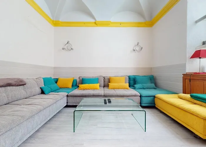 Charming 2 Bedroom Haven Steps Away From Prince's Palace *