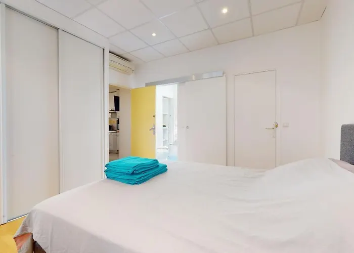 Charming 2 Bedroom Haven Steps Away From Prince's Palace Lejlighed *