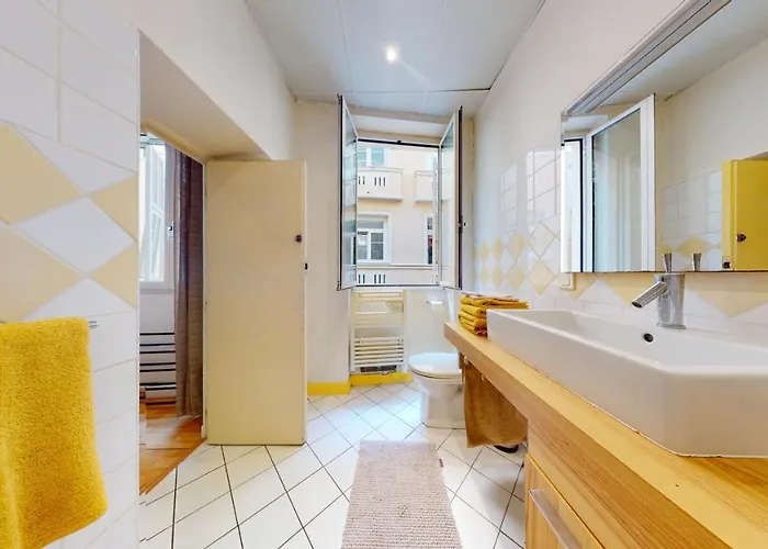 Charming 2 Bedroom Haven Steps Away From Prince's Palace *